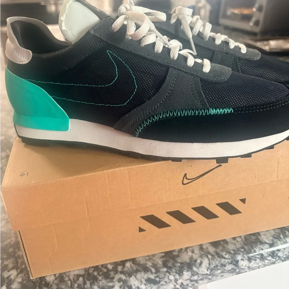 Nike Men's Sneakers in Black and Teal - Picture 2 of 5